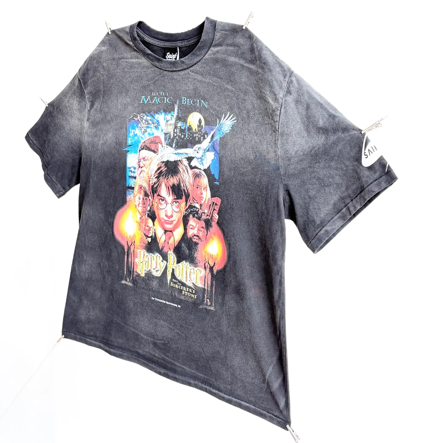 P138 # CTS-116 Saint " HARRY POTTER Harry Potter " limited edition. 260g heavyweight pure cotton fabric after washing. White ink direct-jet printing + retro single-stitch heaven and earth stitch technology + heavy-duty spray wash + hand damage. Size: S M L XL SAINT Mxxxxxx x HARRY POTTER Harry Potter joint model "Harry Potter and the Philosopher's Stone" is the opening work of the series and has a profound impact. The protagonist of the story, Harry Potter, is an orphan whose parents both died and has been adopted by a Muggle (ordinary person without magic) family. However, on his 11th birthday, he received an admission notice from Hogwarts School of Witchcraft and Wizardry, which began his wonderful journey in the wizarding world. At school, he met two close friends, Hermione Granger and Ron Weasley, and together they explored every corner of Hogwarts and learned magical knowledge. At the same time, Harry discovered a huge secret hidden in the school - the existence of the Philosopher's Stone, and the evil Voldemort also tried to obtain the Philosopher's Stone to restore his power. Harry and his friends bravely stood up to protect the Philosopher's Stone, and finally defeated Voldemort's conspiracy.    Customized 260g gram weight 100% cotton special washed fabric that is consistent with the original. With the blessing of imitation sun-drying, heavy sandblasting and fading + edge grinding + Assute fermentation and washing, the cotton feel on the surface of the fabric is well presented. Both the texture and feel are ceiling level. After the ready-made garments undergo a series of heavy washing and distressing processes, the retro and high-end sense of the entire garment is directly to the top. The garment making process of the entire garment adopts Saint The most common and complex single-needle sewing process (commonly known as single-thread heaven and earth stitch) among vintage vintage brands such as Michael